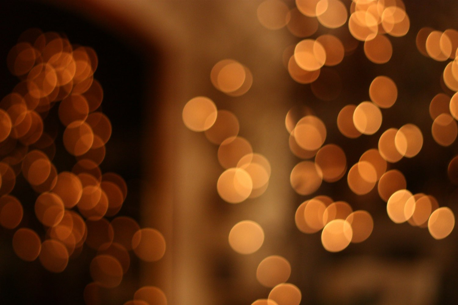 Warmes goldenes Bokeh aus unscharfen Lichtpunkten